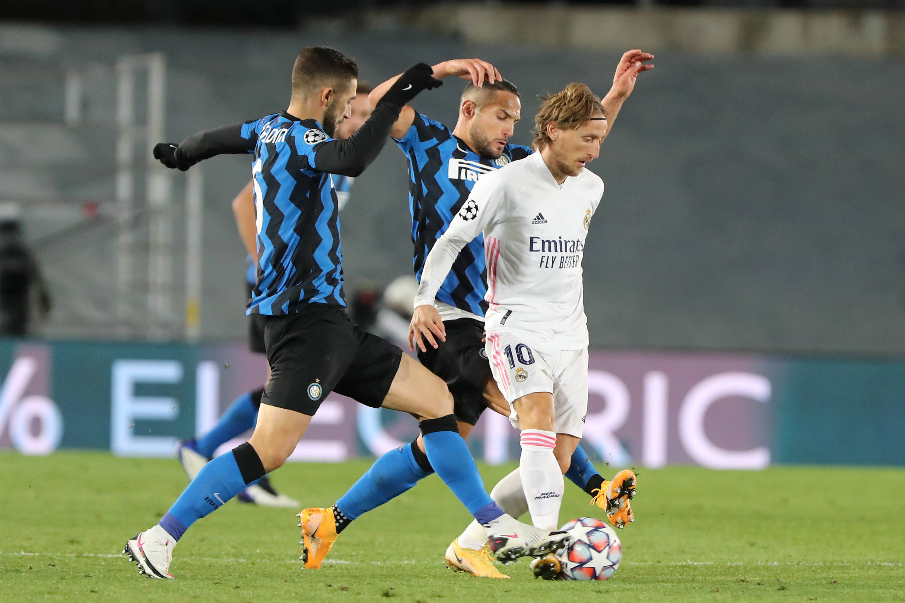 佳夫：作为后卫单场比赛进俩球不常见；沃尔特马德是顶级前锋